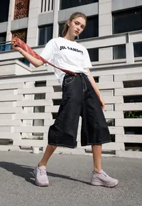 Style de rue en extérieur avec baskets en maille rose et tenue décontractée chic