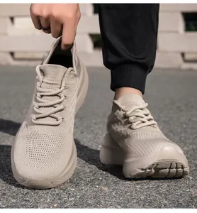 Détail de basket en maille kaki montrant le mesh respirant et la semelle épaisse amortie