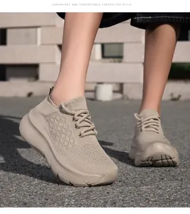 Gros plan sur baskets en maille beige avec semelles épaisses et lacets ronds assortis
