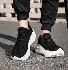 Gros plan sur chaussure de sport en maille noire avec semelle épaisse blanche amortissante