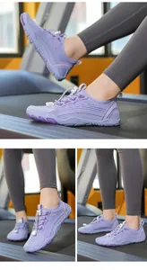 Dettaglio scarpe da ginnastica viola ad asciugatura rapida con suola antiscivolo