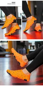 Vista en tres partes de calzado acuático naranja transpirable usado por un modelo
