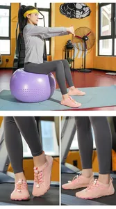 Dettaglio di scarpe a piedi nudi rosa con suole in gomma antiscivolo per yoga e fitness