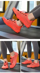 Dettagli di scarpe acquatiche arancioni traspiranti con suola in gomma antiscivolo per fitness