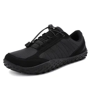 Scarpa sportiva nera a piedi nudi con mesh traspirante e suola antiscivolo