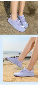 Scarpe acquatiche viola con allacciatura rapida e suola in gomma antiscivolo sulla spiaggia