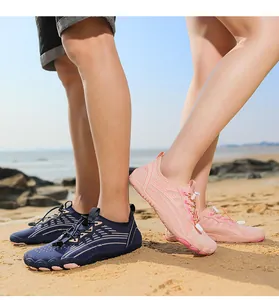 Scarpe acquatiche ad asciugatura rapida per uomo e donna sulla spiaggia con suola in gomma