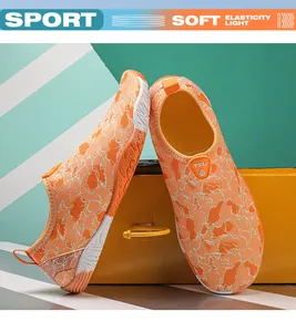 Detail van lichte waterschoenen met oranje barstpatroon en antislip rubberen zool