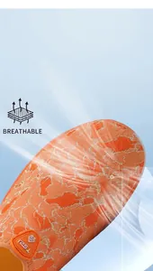 Detail van ademend oranje mesh-materiaal op blotevoetenschoenen met luchtstroompictogram