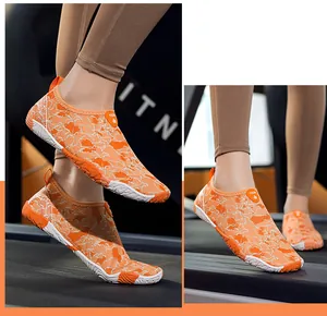 Detail van oranje barefoot schoenen met ademend mesh en antislip rubberen zool