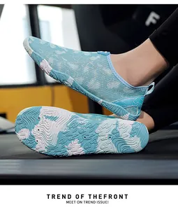 Detail van de antislip rubberen zool en het blauwe bloemenpatroon van de waterschoenen