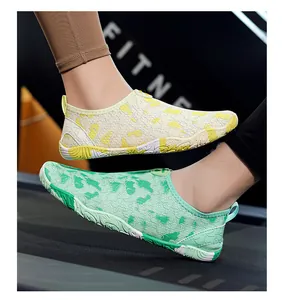 Detail van ademende waterschoenen met antislipzolen op een fitness loopband