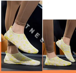 Detailopname van ademende grijs-gele blotevoetenschoenen voor fitness en de loopband