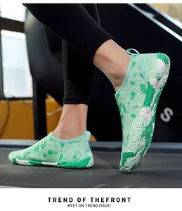 Detail van de antislip rubberen zool en het mintgroene camouflagepatroon van de fitnessschoen