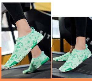 Detail van groene camouflage fitness schoenen met antislip rubberen zool voor sporten