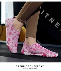 Roze getextureerde waterschoenen op loopband tonen de elastische ademende stof