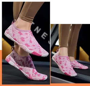 Detail van roze camouflage waterschoenen met antislip rubberen zool voor de fitness