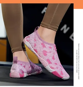 Detail van het roze mesh bovenwerk en de elastische kraag van de minimalistische sportschoen