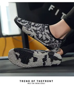 Gedetailleerde macro-opname van de antislip rubberen zool met marmerpatroon op fitnessschoen