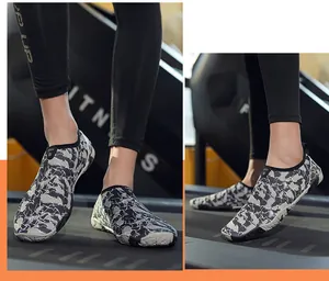 Detail van camouflage blote voeten sportschoenen op een loopband voor fitness