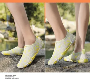Detalle de zapatos acuáticos gris claro con patrones amarillos y suela antideslizante