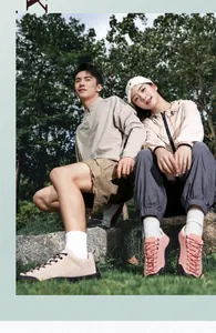Gros plan sur des chaussures de randonnée légères et vêtements de plein air en forêt