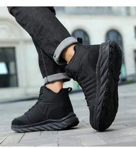 Detailansicht schwarzer wasserdichter Schneestiefel mit rutschfester Sohle und Warmfutter