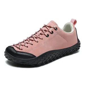 Chaussures de randonnée roses avec semelles noires antidérapantes et lacets