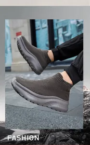 Foto all'aperto di scarpe sneaker in maglia grigio scuro con suola spessa antiscivolo