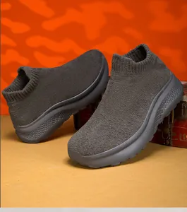 Dettaglio di sneaker a calzino in maglia grigio scuro con suole spesse antiscivolo
