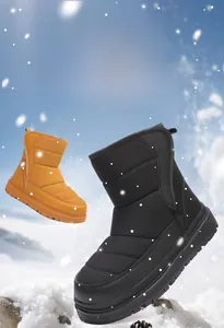 Détail de bottes de neige pour enfants avec tissu matelassé et semelles épaisses antidérapantes