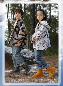 Vue détaillée des bottes de neige pour enfants et des tenues d'hiver chaudes en peluche