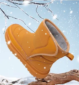 Détail de la botte de neige jaune avec doublure pelucheuse et semelle antidérapante