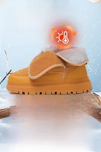 Détail de bottes de neige jaunes pour enfants avec doublure polaire et semelles crantées