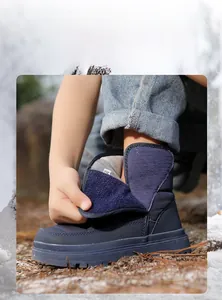 Vue détaillée des bottes de neige bleues pour enfants avec velcro et doublure polaire