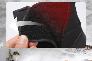 Détail de bottes de neige noires pour enfants avec une fermeture à scratch pratique