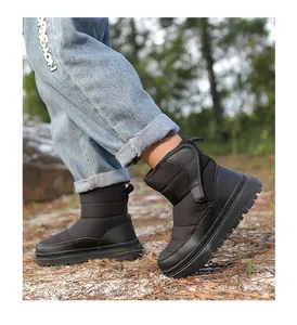 Détail de la botte de neige imperméable avec tige matelassée et semelle antidérapante