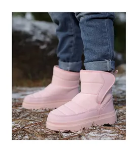 Vue détaillée des bottes de neige roses avec tissu matelassé et velcro pour filles