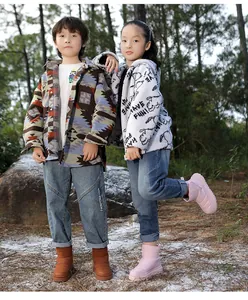 Photo de style de vie d'enfants portant des bottes de neige chaudes et vestes en polaire
