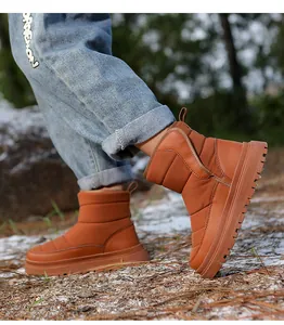 Bottes de neige matelassées marron avec semelles épaisses antidérapantes sur neige