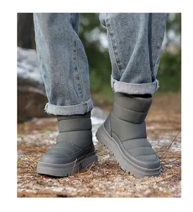 Détail de bottes de neige grises matelassées pour enfants avec semelles épaisses antidérapantes
