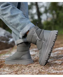 Photo de bottes de neige matelassées imperméables gris foncé avec semelle en caoutchouc épais