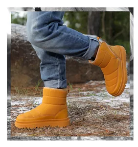 Vue détaillée de bottes de neige jaunes avec design matelassé et semelles épaisses antidérapantes