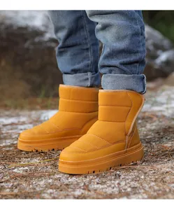 Détail de bottes de neige jaunes pour enfants en tissu matelassé avec semelles épaisses