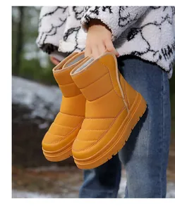 Détail des bottes de neige jaunes imperméables matelassées avec semelle antidérapante
