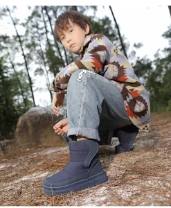Détail de bottes d'hiver bleu marine pour enfants avec velcro et semelle antidérapante