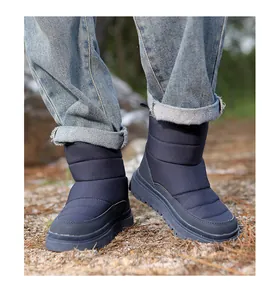 Bottes de neige matelassées bleu marine avec semelles antidérapantes sur aiguilles de pin