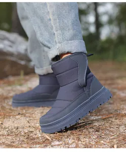 Gros plan de bottes de neige bleu marine matelassées avec semelles antidérapantes enfant
