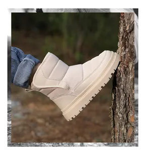 Gros plan de bottes de neige matelassées beige avec scratch et semelles en caoutchouc