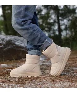 Vue détaillée de bottes de neige matelassées beige avec semelles antidérapantes enfants